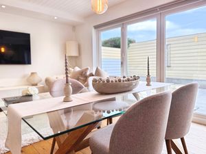 DE VERE LANE- click for photo gallery